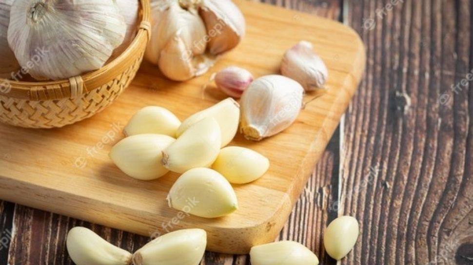 Manfaat Bawang Putih untuk Tanaman Aglonema, Sebagai Pestisida Organik